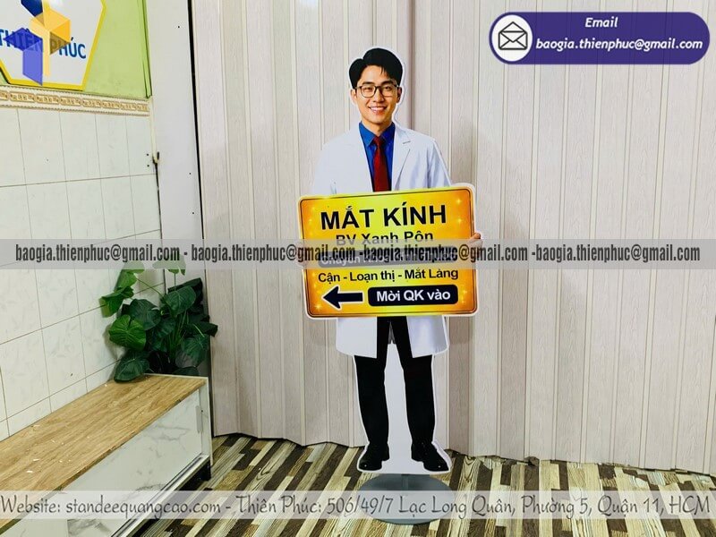 Standee mô hình người trưng bày trước cửa hàng giá rẻ