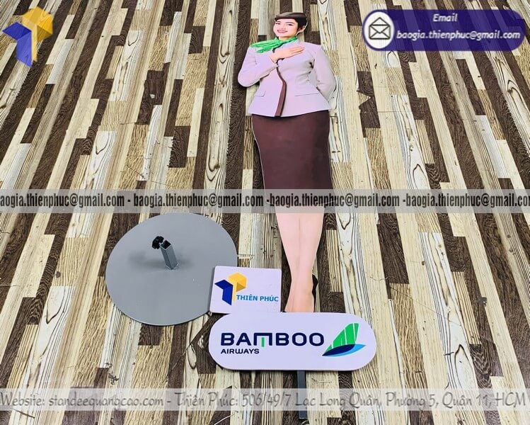 Standee mô hình nữ tiếp viên hàng không in 1 mặt muốn nổi bật nền sở hữu