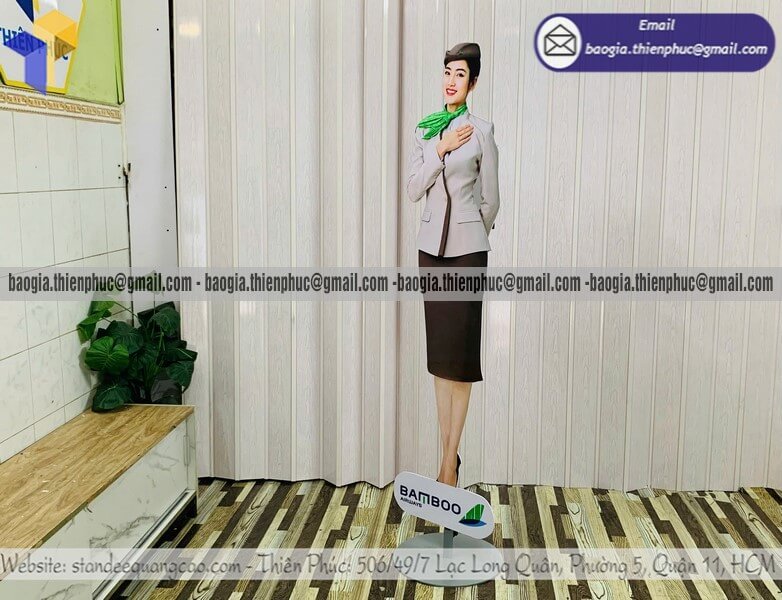 Standee mô hình nữ tiếp viên hàng không in 1 mặt trong sân bay, lễ tân