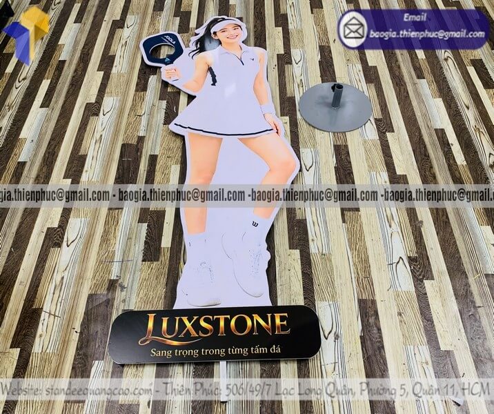 Standee mockup người thật trưng bày tại cửa hàng in logo thương hiệu xịn xò cực chill