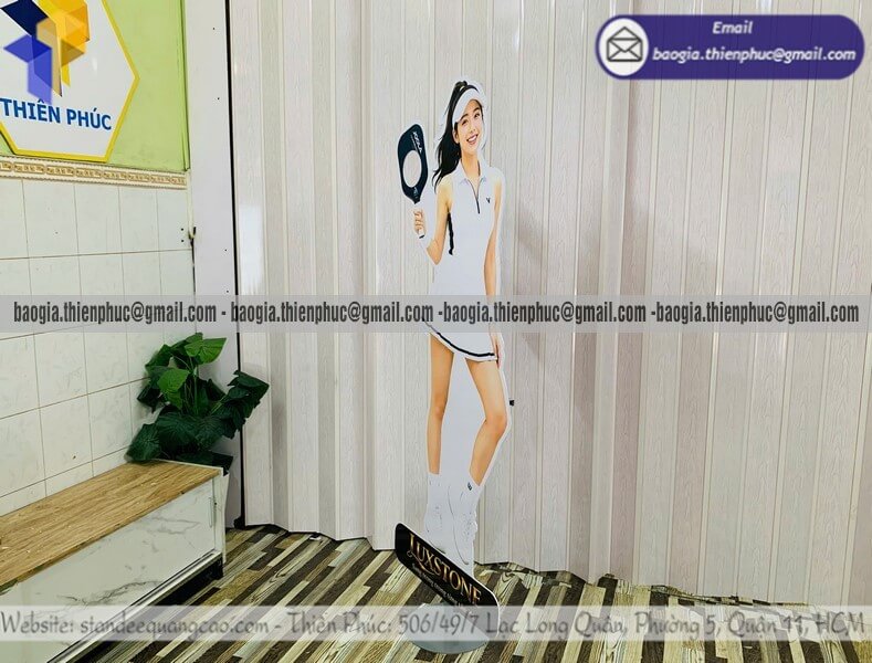 Standee mockup người thật trưng bày tại cửa hàng giá rẻ chỉ từ 700k hot trend