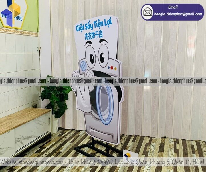 Standee mockup sản phẩm hai mặt cho cửa hàng in 3D cho đối tượng kinh doanh nhỏ và lớn
