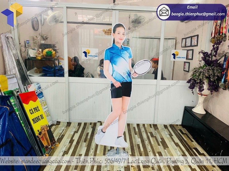 Standee người trưng bày đẹp