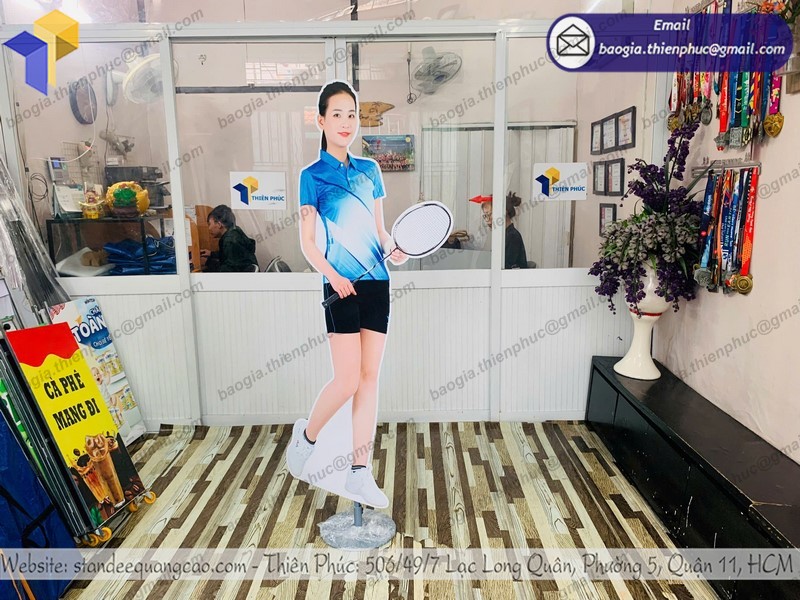 Standee người trưng bày tphcm