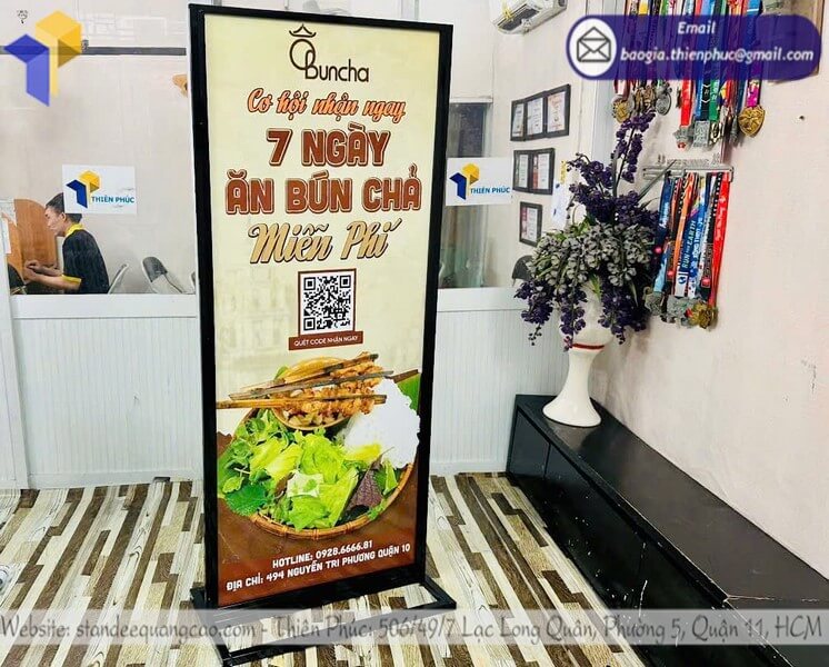 standee quảng cáo 2 mặt đứng ngoài trời