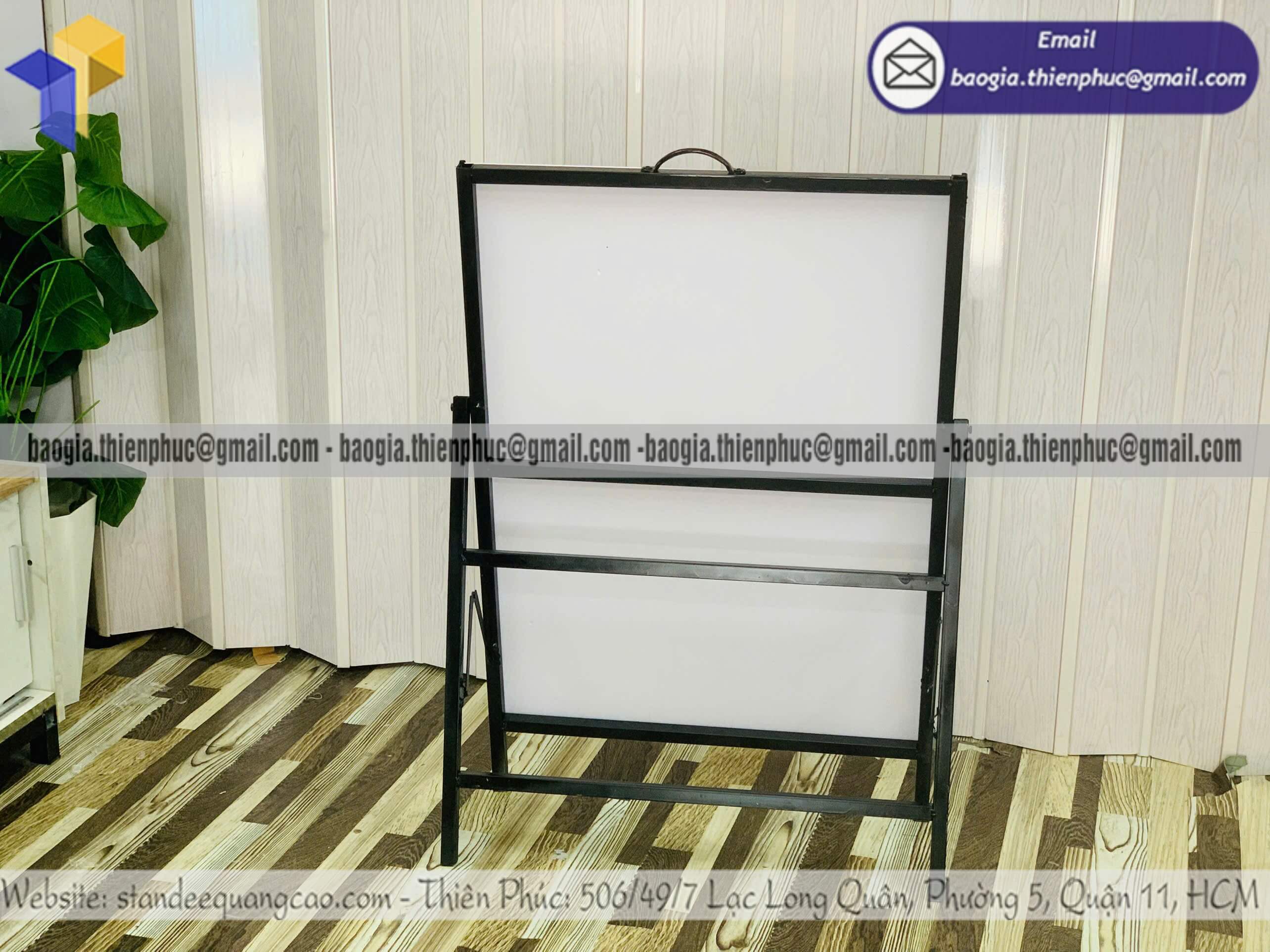 Standee quảng cáo bằng sắt in hình 1 mặt xếp gọn giao hàng nhanh đúng hẹn
