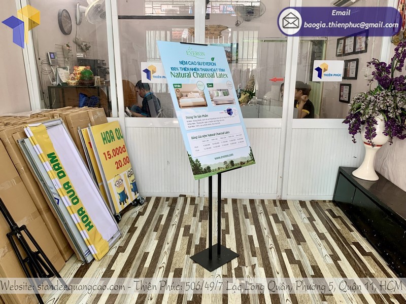 Standee quảng cáo chữ H đẹp