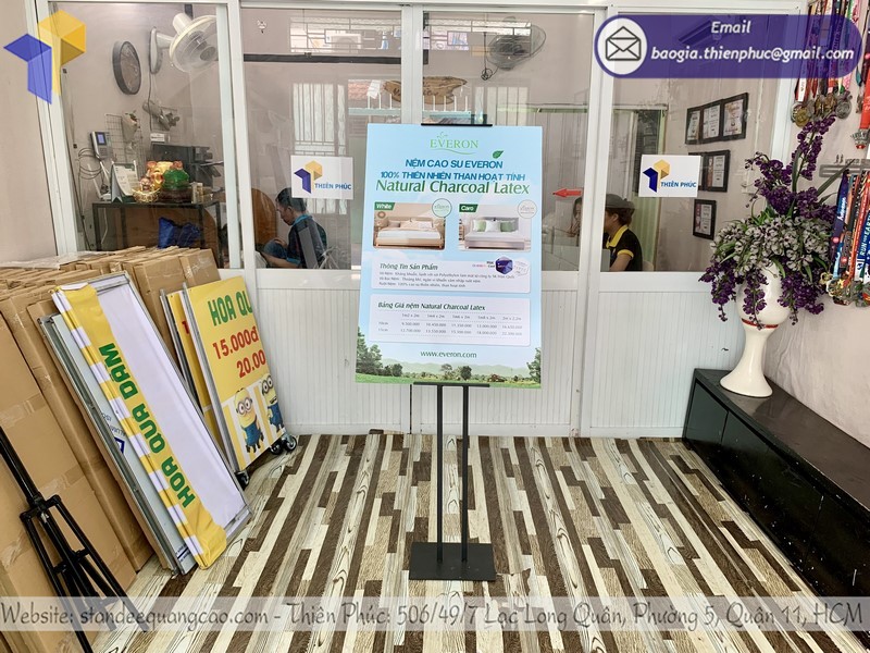 Standee quảng cáo chữ H rẻ