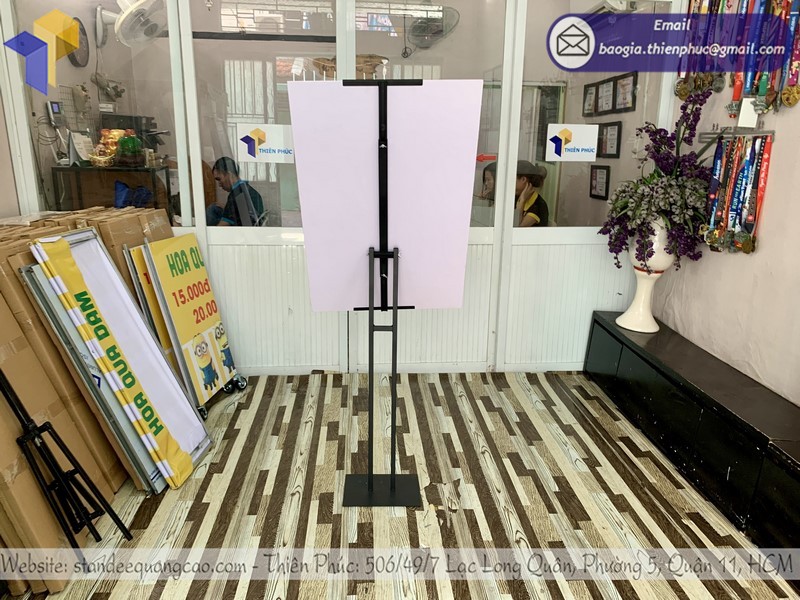 Standee quảng cáo chữ H