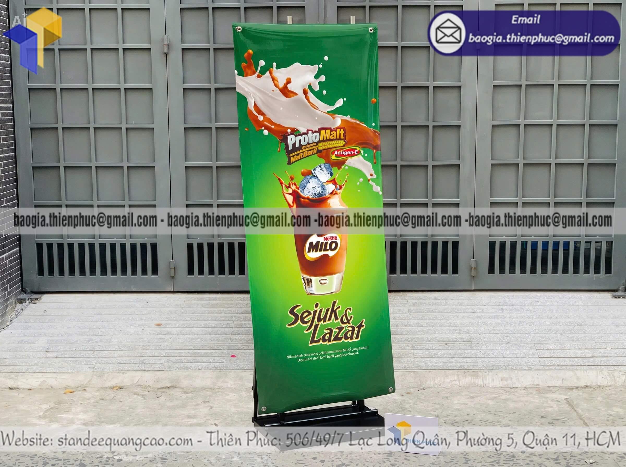 Standee quảng cáo đế sắt poster treo cản gió