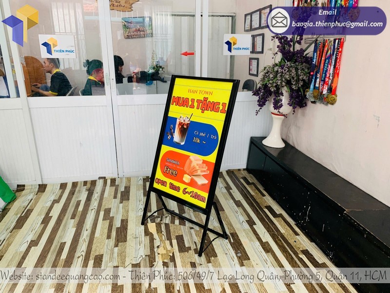 standee quảng cáo lắp ráp