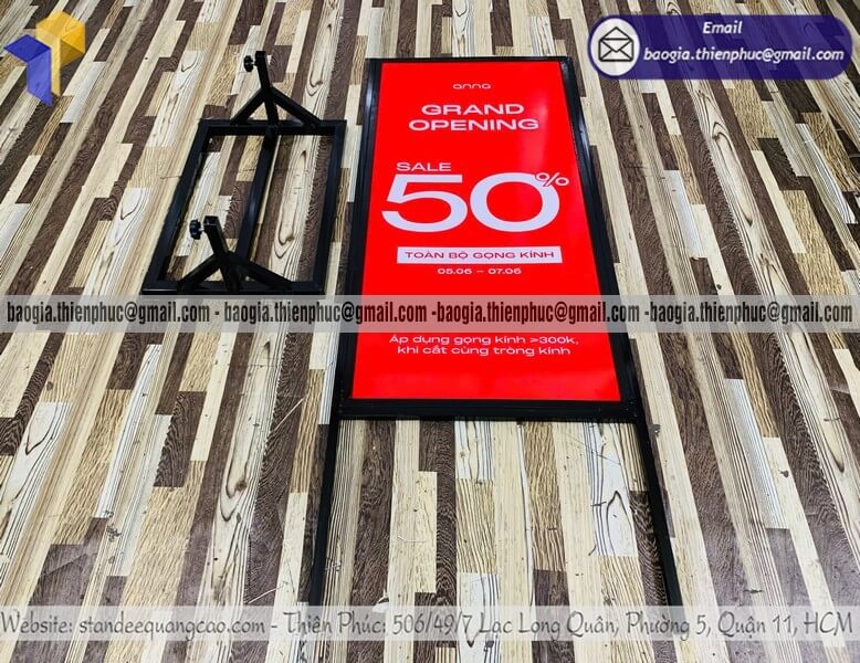 Standee sắt đứng trưng bày chương trình khuyến mãi thông điệp cho doanh nghiệp hiện đại