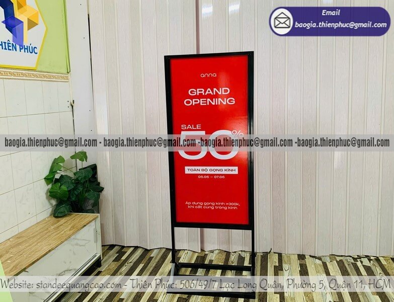 Standee sắt đứng trưng bày chương trình khuyến mãi lựa chọn quốc dân cho chiến dịch quảng bá sản phẩm