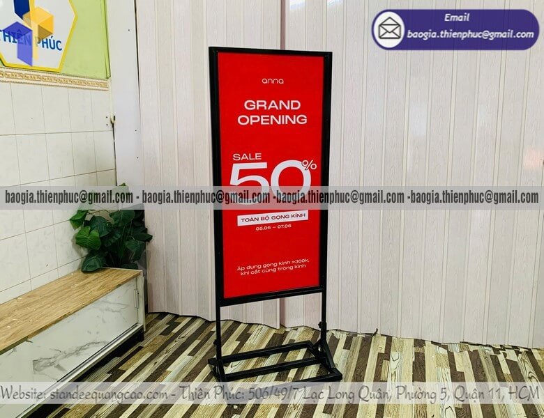 Standee sắt đứng trưng bày chương trình khuyến mãi cửa hàng điện thoại, thời trang, nội thất
