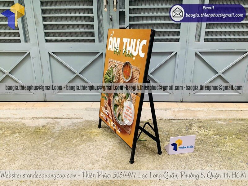 Standee trưng bày in 1 mặt chân sắt trên vỉa hè thu hút khách hàng trước shop