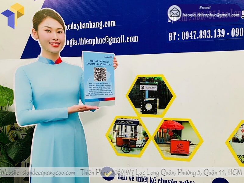 Thiết kế standee mô hình giao dịch viên đa dạng kích thước Thiết kế standee mô hình giao dịch viên đa dạng kích thước