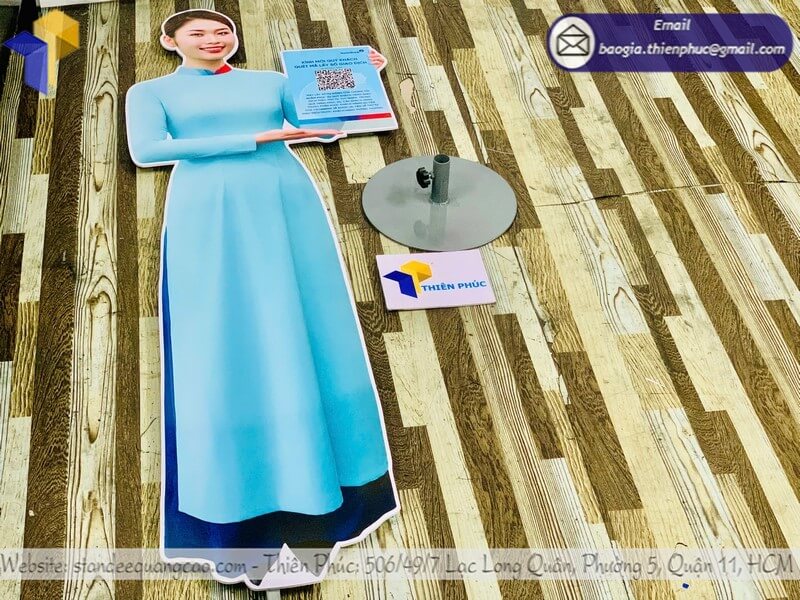 Thiết kế standee mô hình giao dịch viên tại xưởng, in logo Thiết kế standee mô hình giao dịch viên tại xưởng, in logo