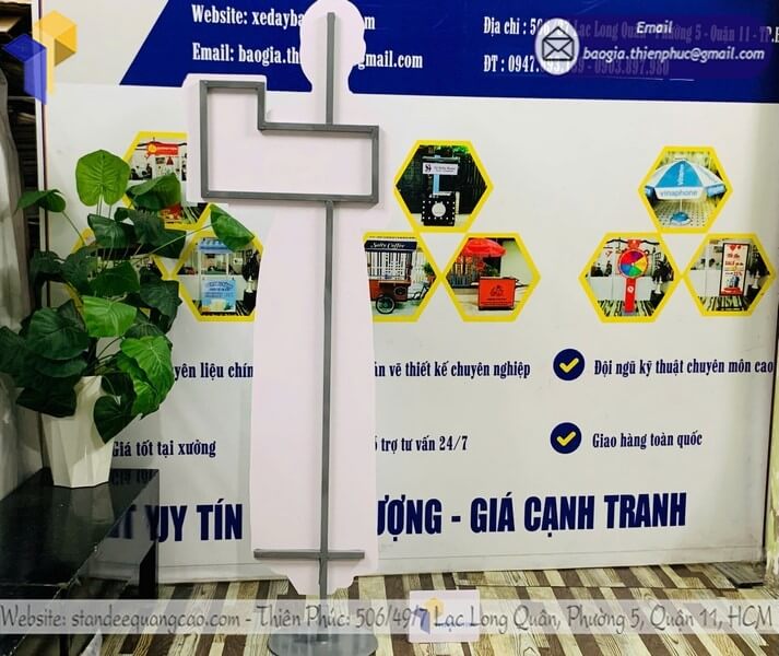 Thiết kế standee mô hình giao dịch viên tinh tế, hiện đại Thiết kế standee mô hình giao dịch viên tinh tế, hiện đại