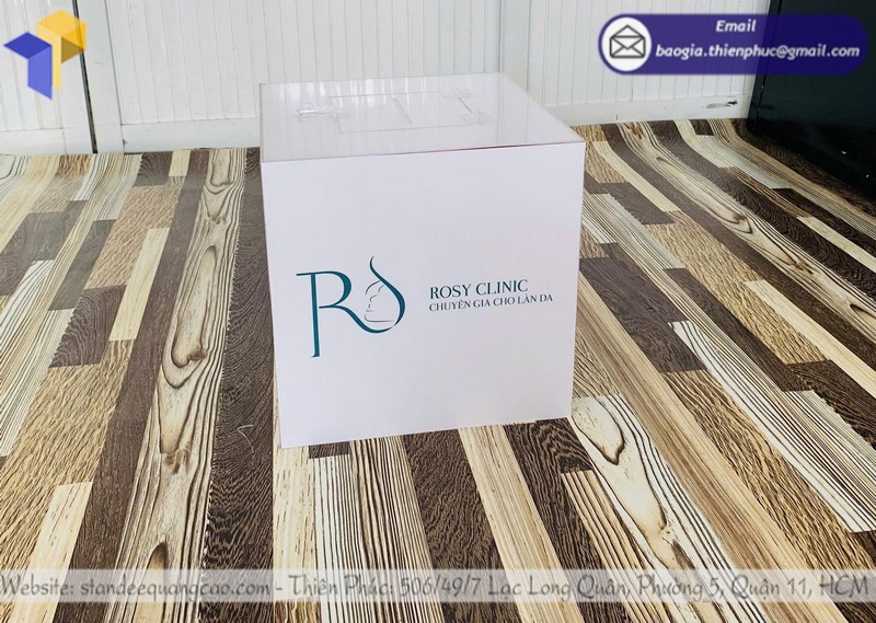 thùng phiếu mica có nắp mở dán logo
