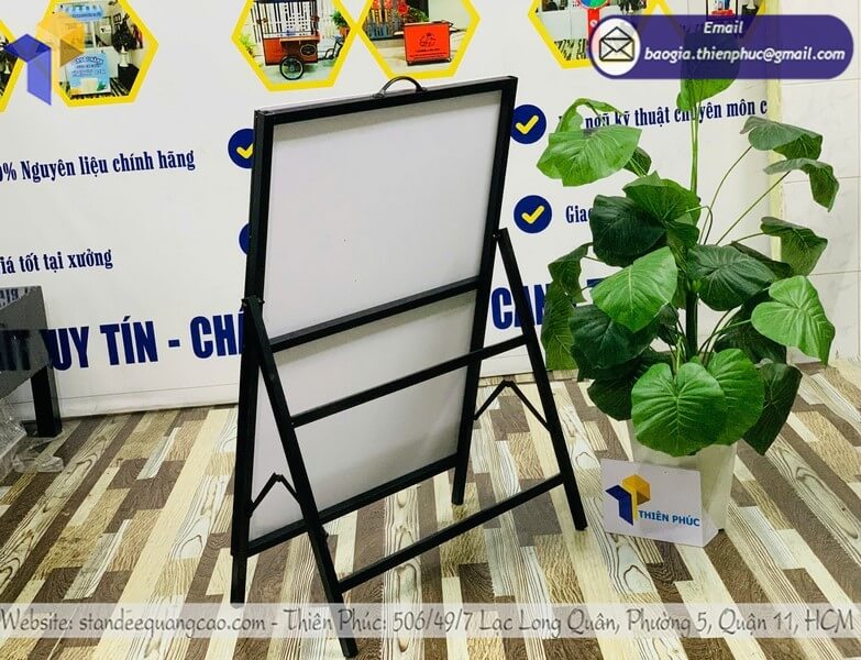 Xưởng in bảng standee quảng cáo 1 mặt giá rẻ yêu cầu hỗ trợ VAT