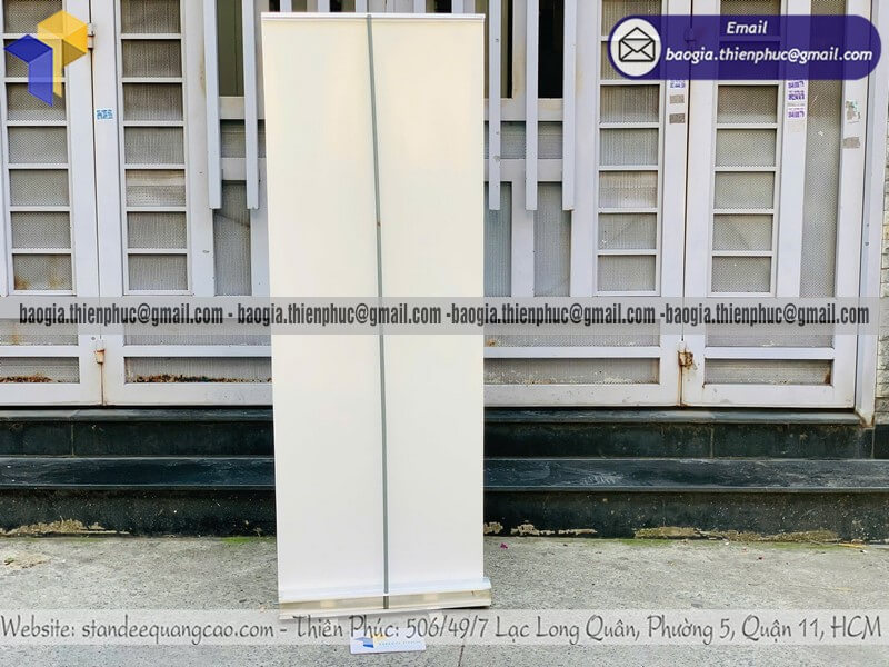 Xưởng in logo standee quảng cáo dựng cuốn nhôm nhận đơn sỉ lẻ toàn quốc