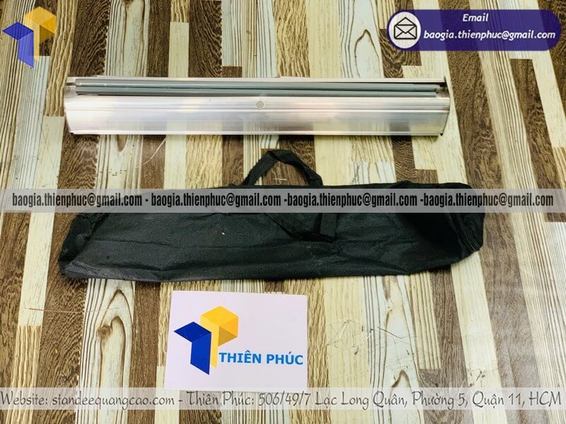 Xưởng in logo standee quảng cáo dựng cuốn nhôm gia công theo yêu cầu dựng form thương hiệu