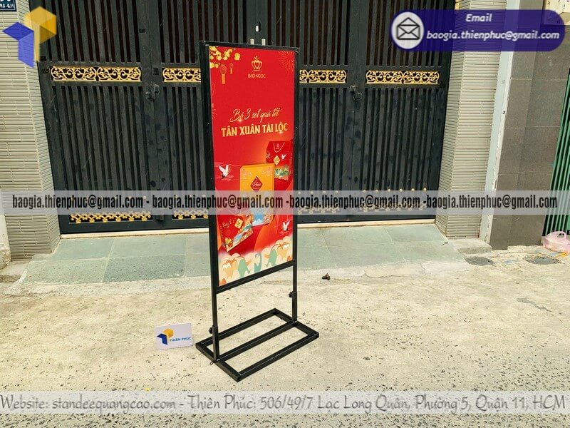 Xưởng in standee A đứng in 2 mặt khung sắt trước cửa hàng giao hàng toàn quốc cho doanh nghiệp