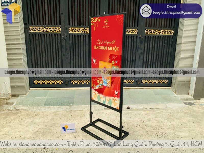 Xưởng in standee A đứng in 2 mặt khung sắt trước cửa hàng dùng làm biển quảng cáo đặt ngoài trời