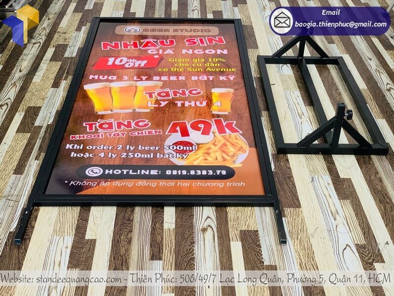 Xưởng làm standee 2 mặt đứng khung sắt chống gió cửa hàng bán cafe khai trương