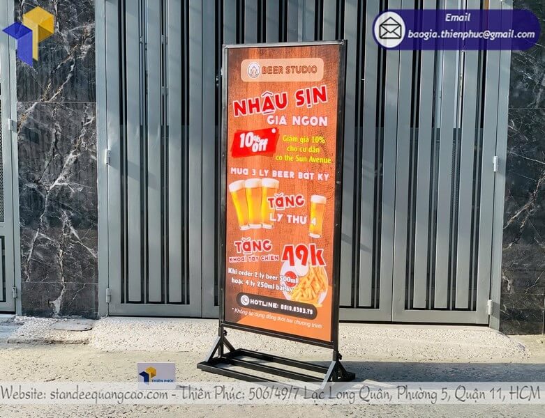 Xưởng làm standee 2 mặt đứng khung sắt chống gió cửa hàng quảng cáo sự kiện