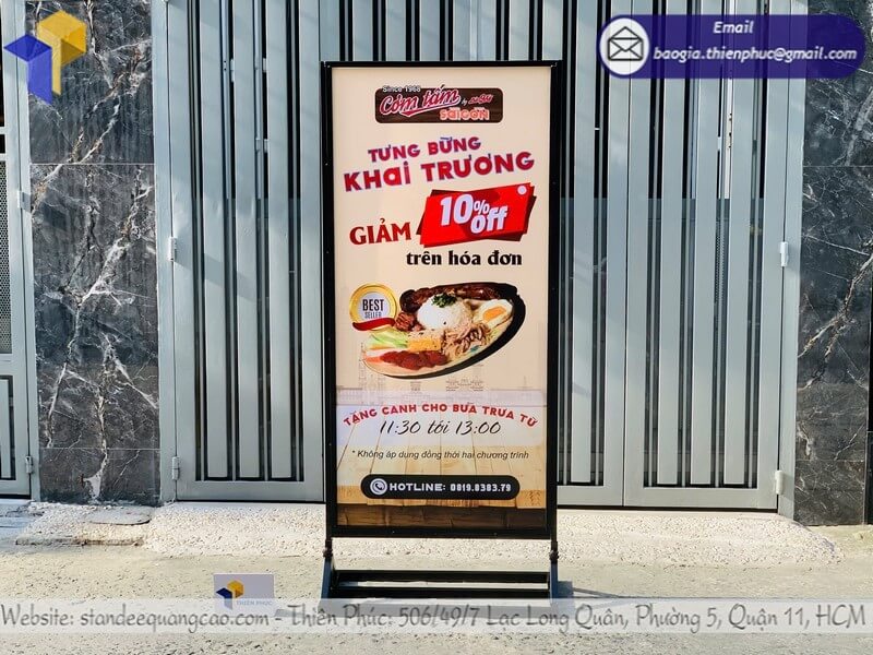 Xưởng làm standee 2 mặt đứng khung sắt chống gió cho TTTM sử dụng ngoài trời