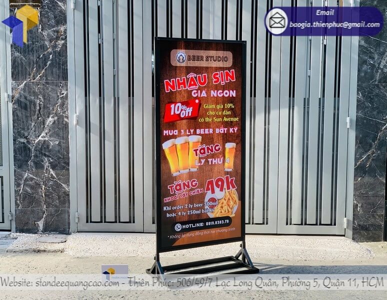 Xưởng làm standee 2 mặt đứng khung sắt chống gió cho TTTM Marketing
