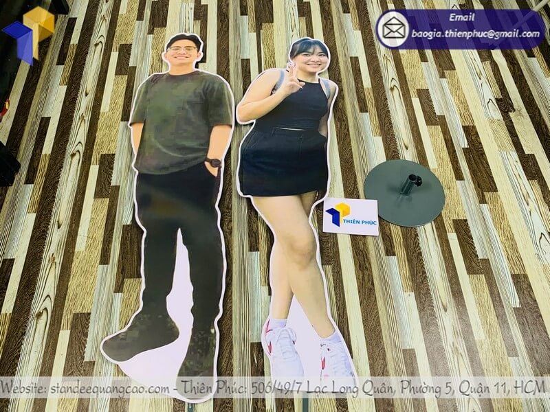 xưởng sản xuất standee mô hình người in ảnh thật