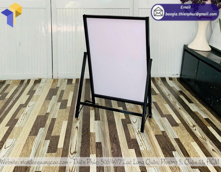 xưởng sản xuất standee chân xếp TPHCM